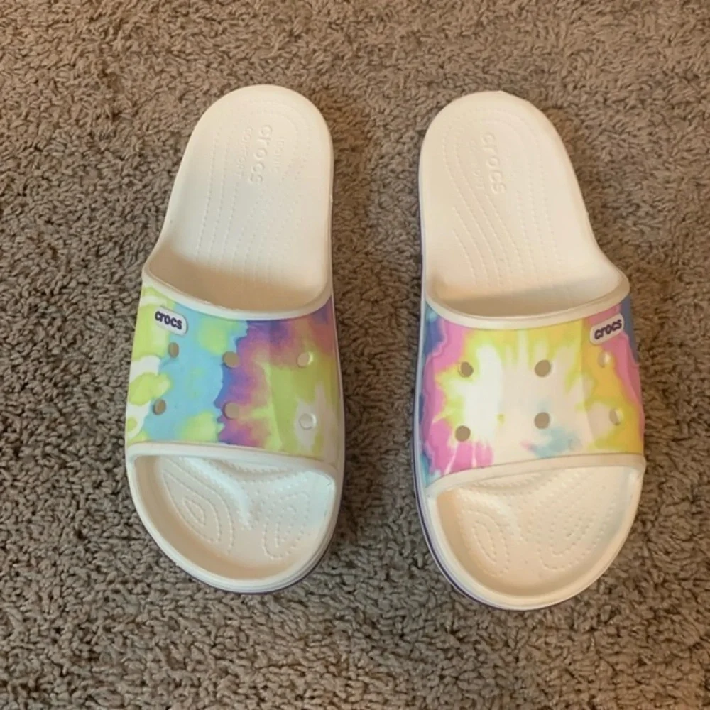 New CROCS Rainbow Tie-Dye Slide Sandals White Pink Purple Yellow Size 9
